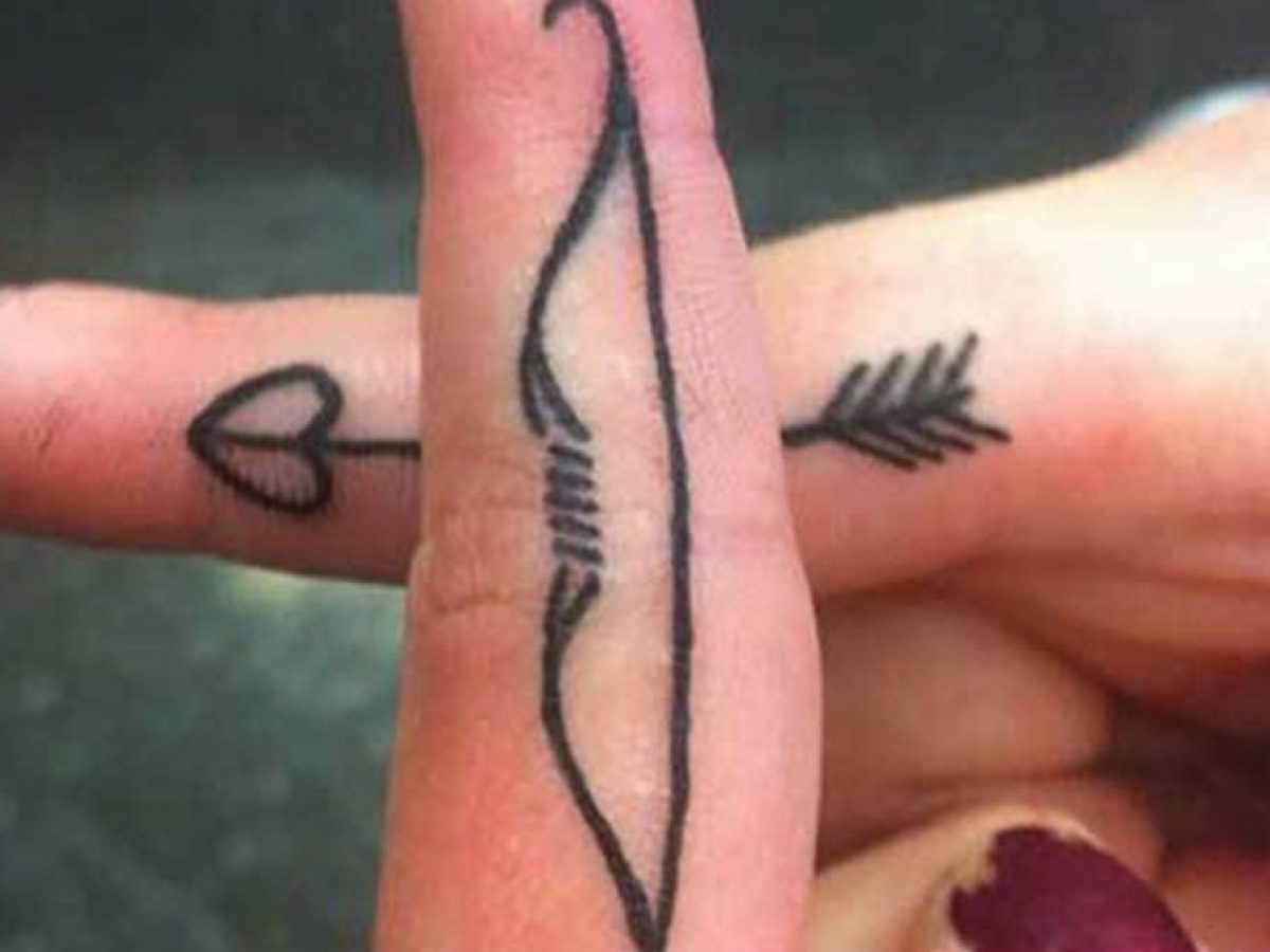 Tatuagem nos dedos: 10 ideias de desenhos e dicas para aderir