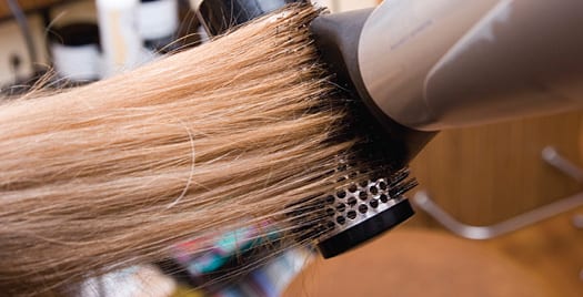 8 dicas para aprender a escovar os cabelos em casa