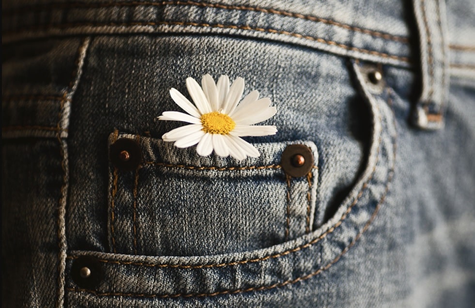 Descubra para que serve o bolso pequeno da calça jeans!