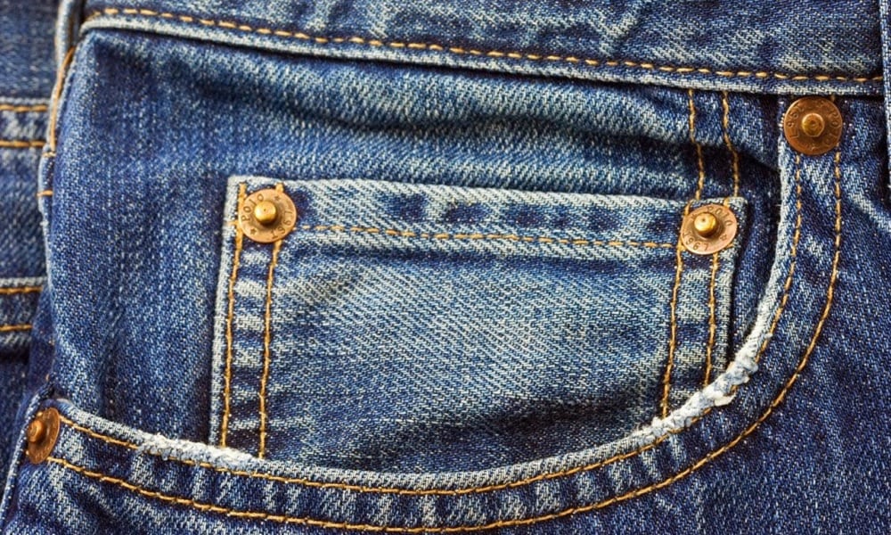 Para que serve o bolso pequeno da calça jeans? Descubra