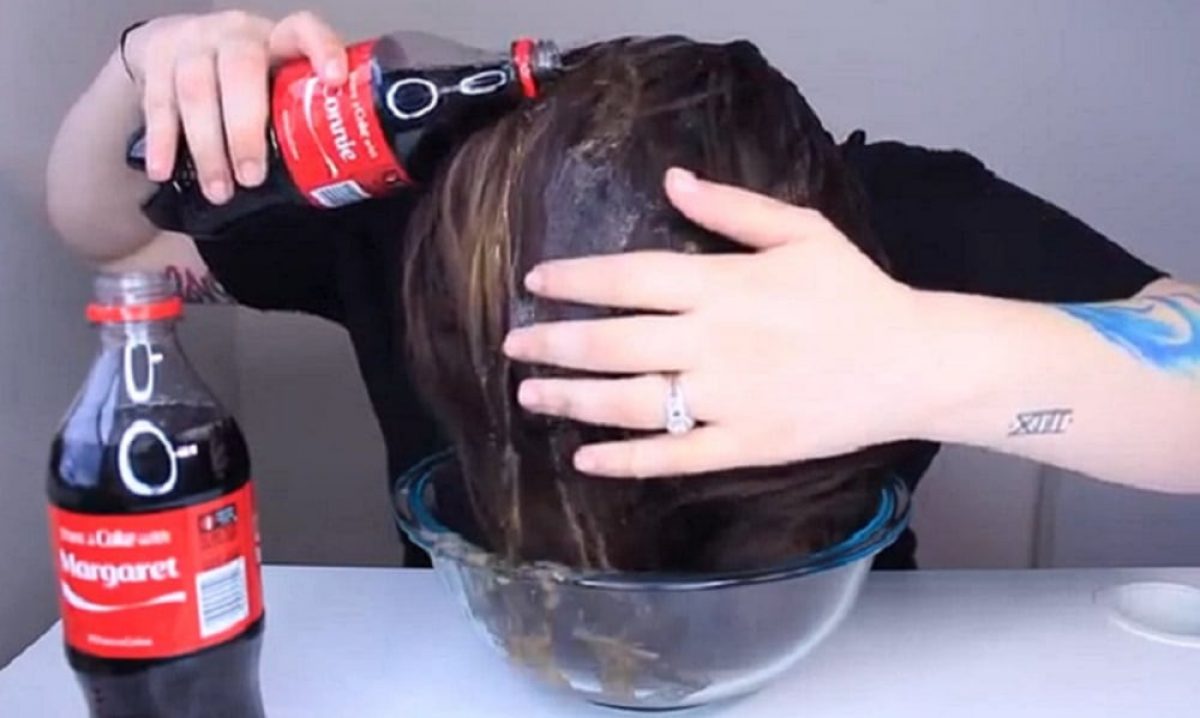 O que acontece se você lavar o cabelo com Coca-Cola?
