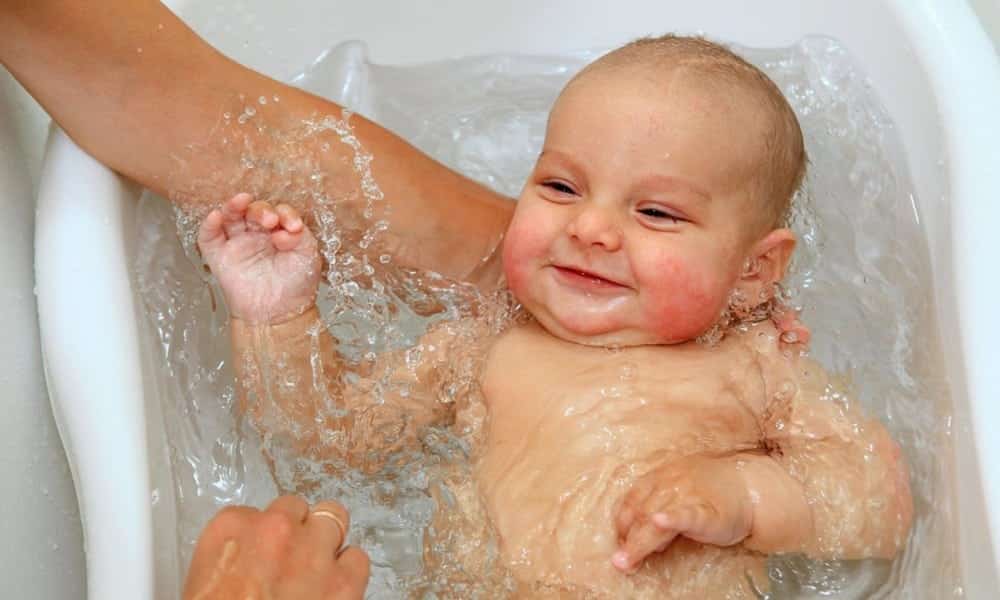 Cuidado para não cometer esse erro perigoso ao dar banho em bebê nos dias frios