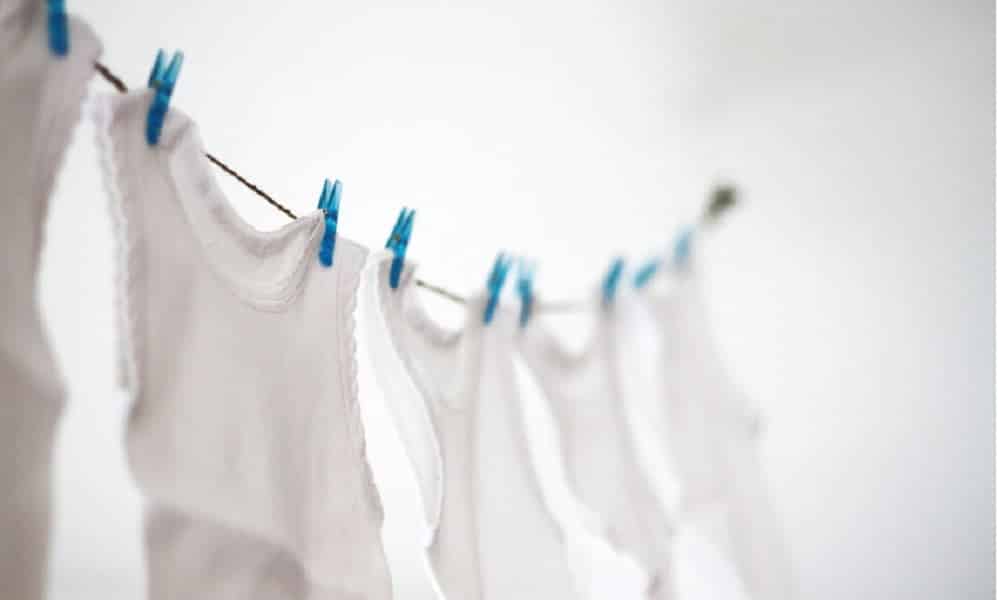 Como deixar as roupas brancas ainda mais brancas sem cloro