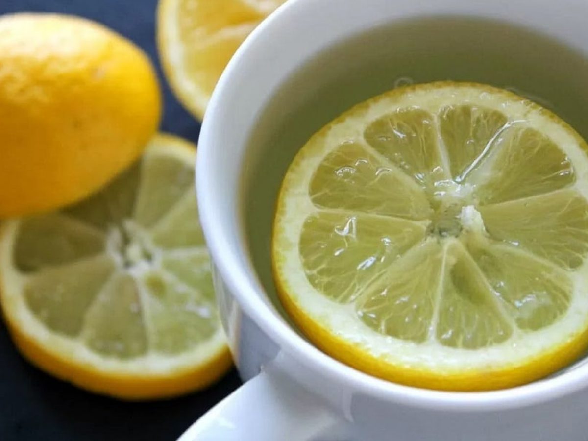 7 benefícios da água morna com limão todas as manhãs