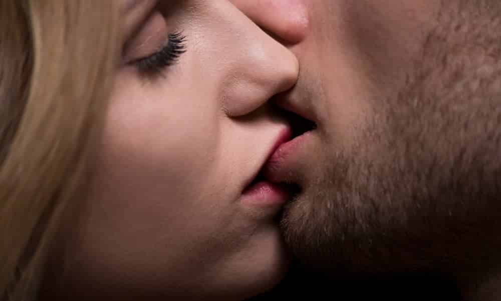 Como dar um beijo perfeito e inesquecível, segundo o Doutor da Atração