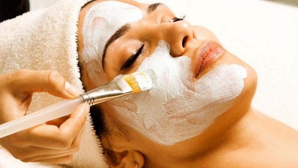 Diferentes tipos de benefícios da argila para o rosto e cabelo