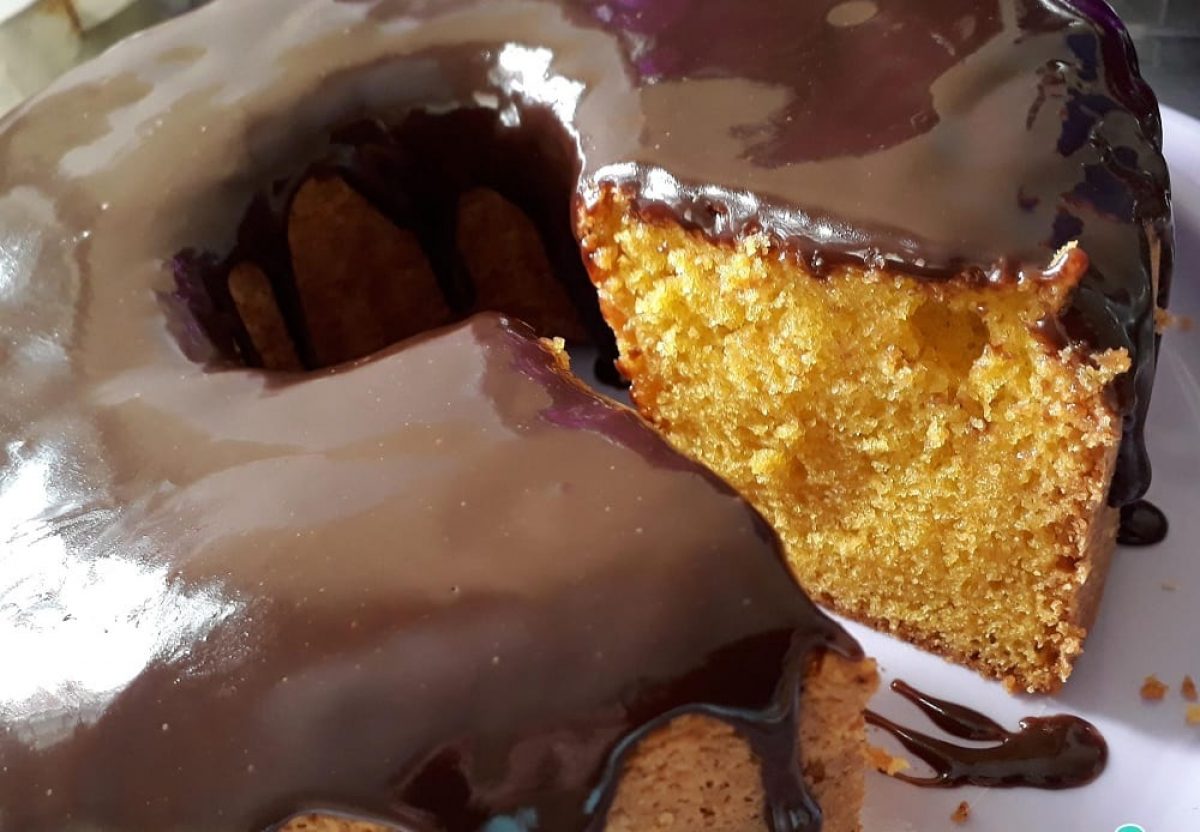 Bolo de cenoura com cobertura de brigadeiro, ganache ou chocolate