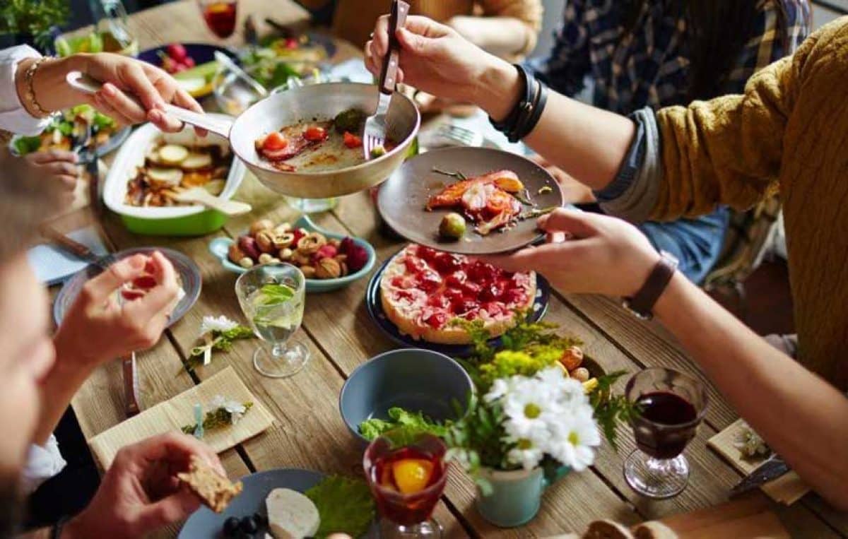 pessoas reunidas na mesa para comer