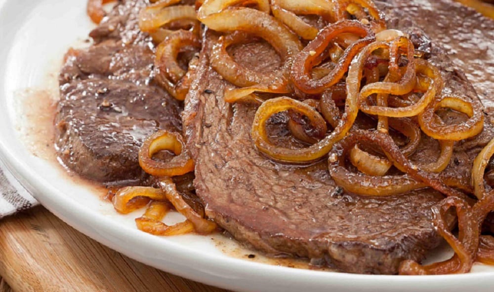 Bife de figado acebolado com molho - tão fácil e saboroso!