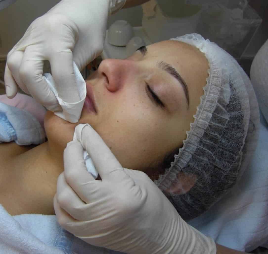 Entenda como é feita a limpeza de pele e os mitos e verdades sobre o procedimento
