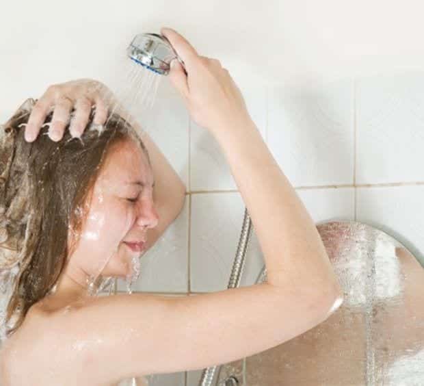 Жена брата в душе. Женщина в душе Стоковая. Фотосессия девушка под душем. Девушка в душе испугалась.
