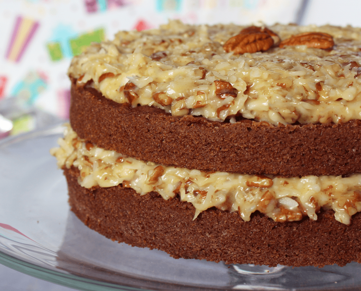 Bolo de Aniversário simples Receita Fácil Rende muito - Confeiteira