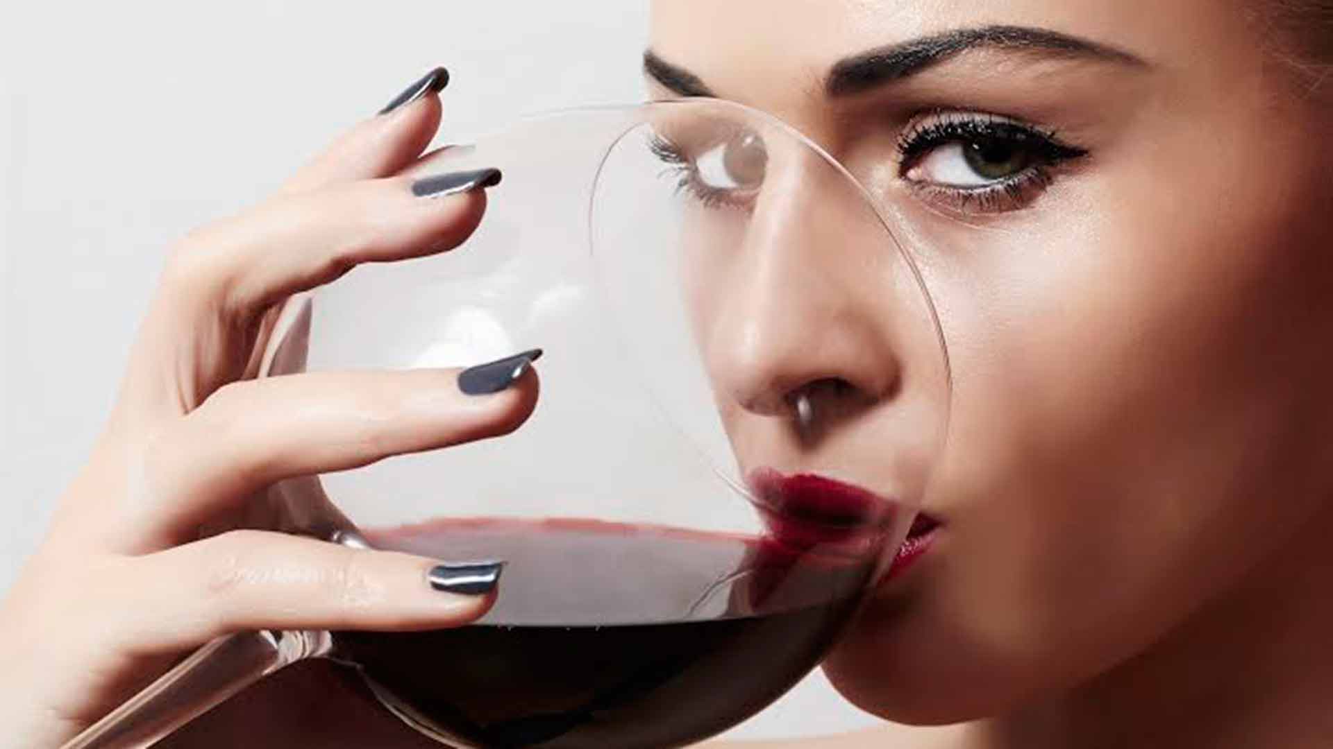 Afinal, beber uma tacinha de vinho emagrece mesmo, ou não?