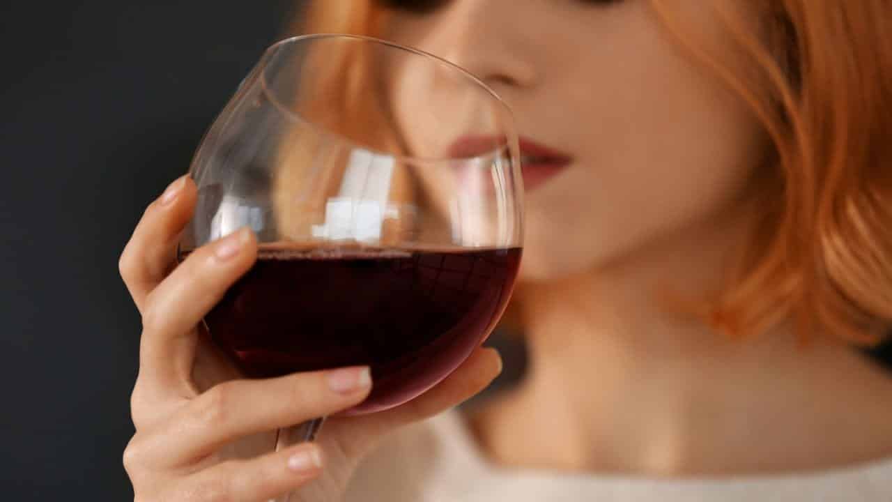 Afinal, beber uma tacinha de vinho emagrece mesmo, ou não?
