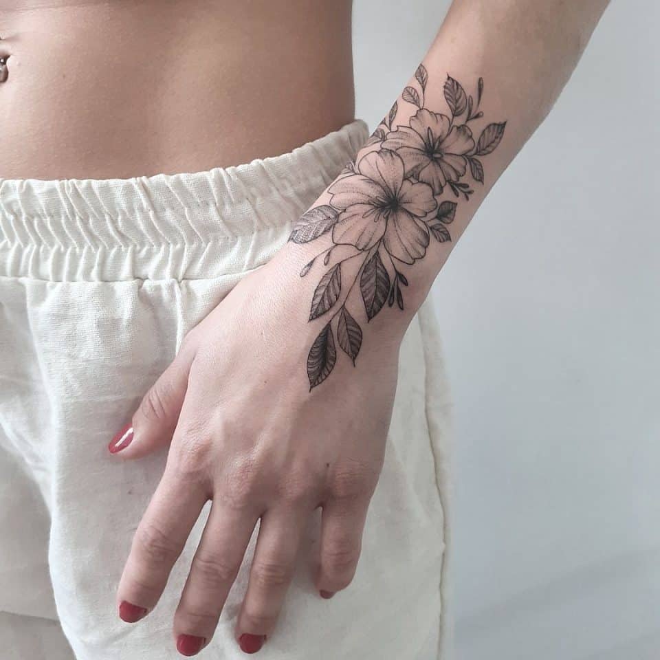 Tatuagem de flor: quais os siginificados e 90 tattoos para você se inspirar