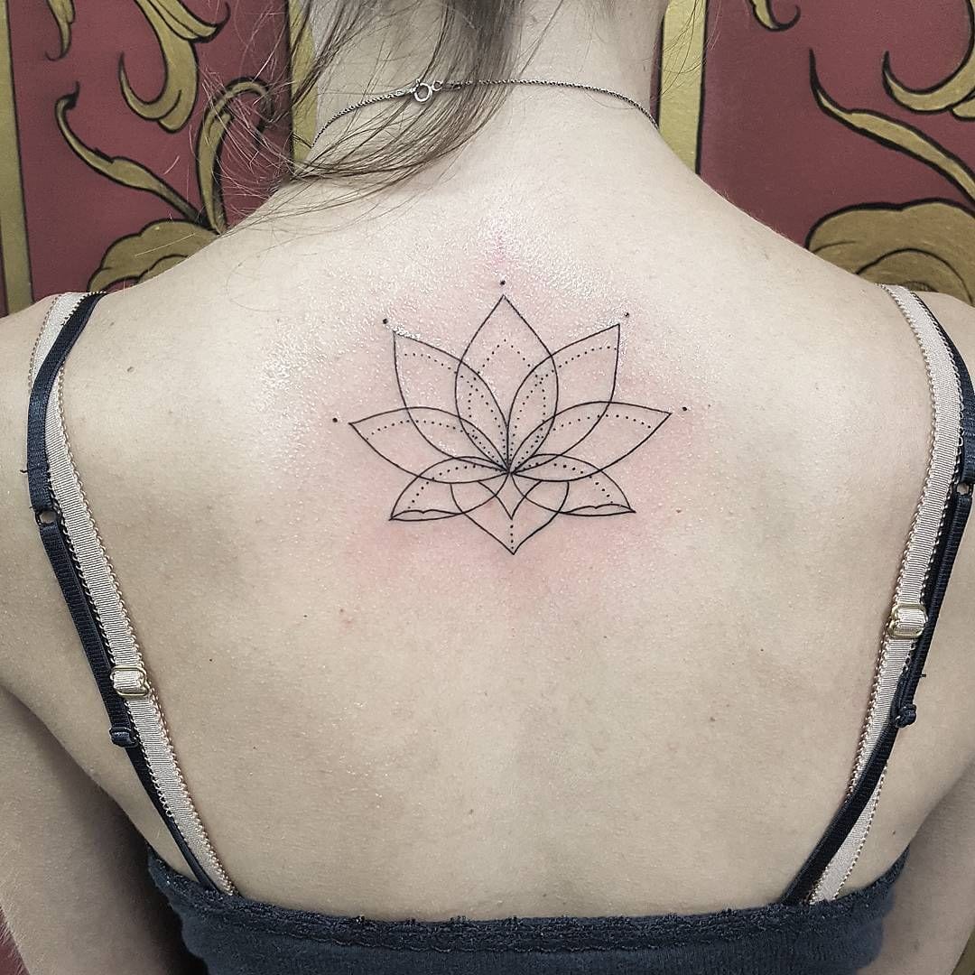 Featured image of post Flor De Lotus Tattoo Delicada Feminina A tatuagem flor de l tus bastante delicada feminina e muito estilosa