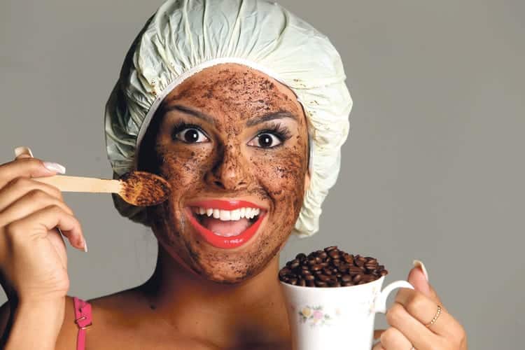 Máscara de café para o rosto- Benefícios + receitas para testar em casa