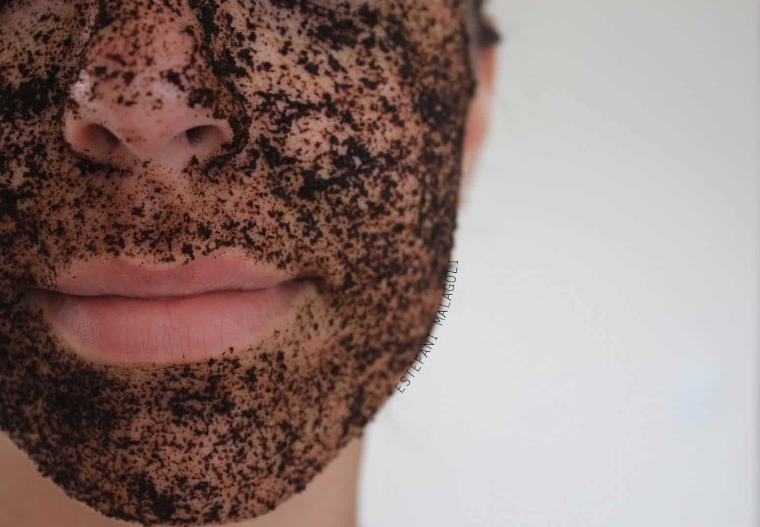 Máscara de café para o rosto - Benefícios + receitas para testar em casa