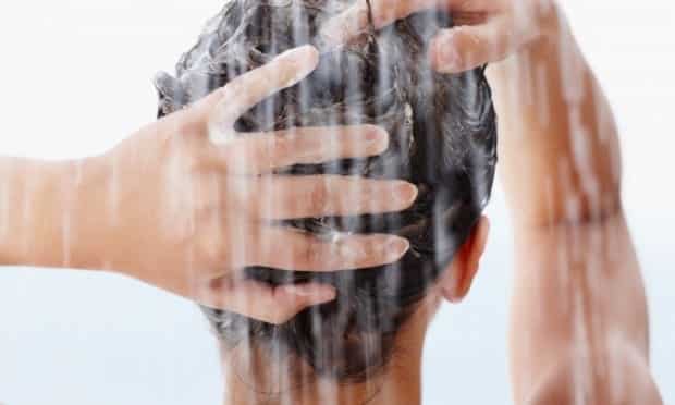 Quais os malefícios de lavar o cabelo com água quente