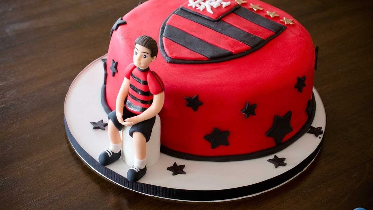 Cakes Michelle on X: Bolo decorado em chantilly com tema Flamengo