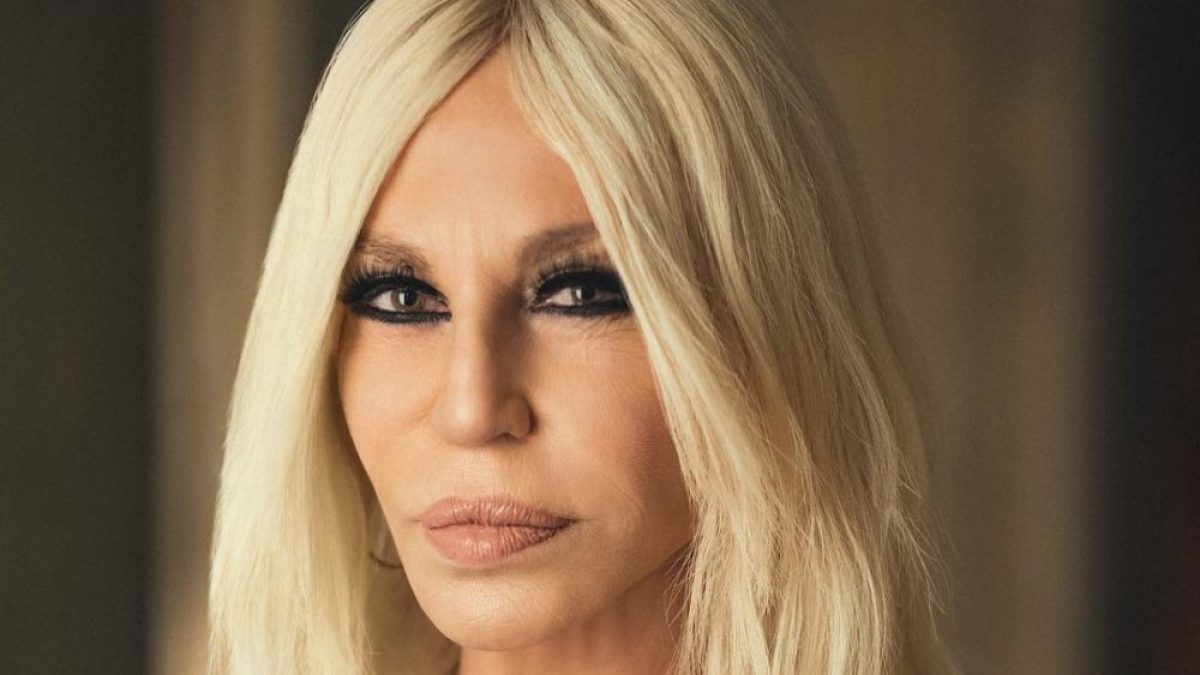 O que aconteceu? Confira a transformação de Donatella Versace ao