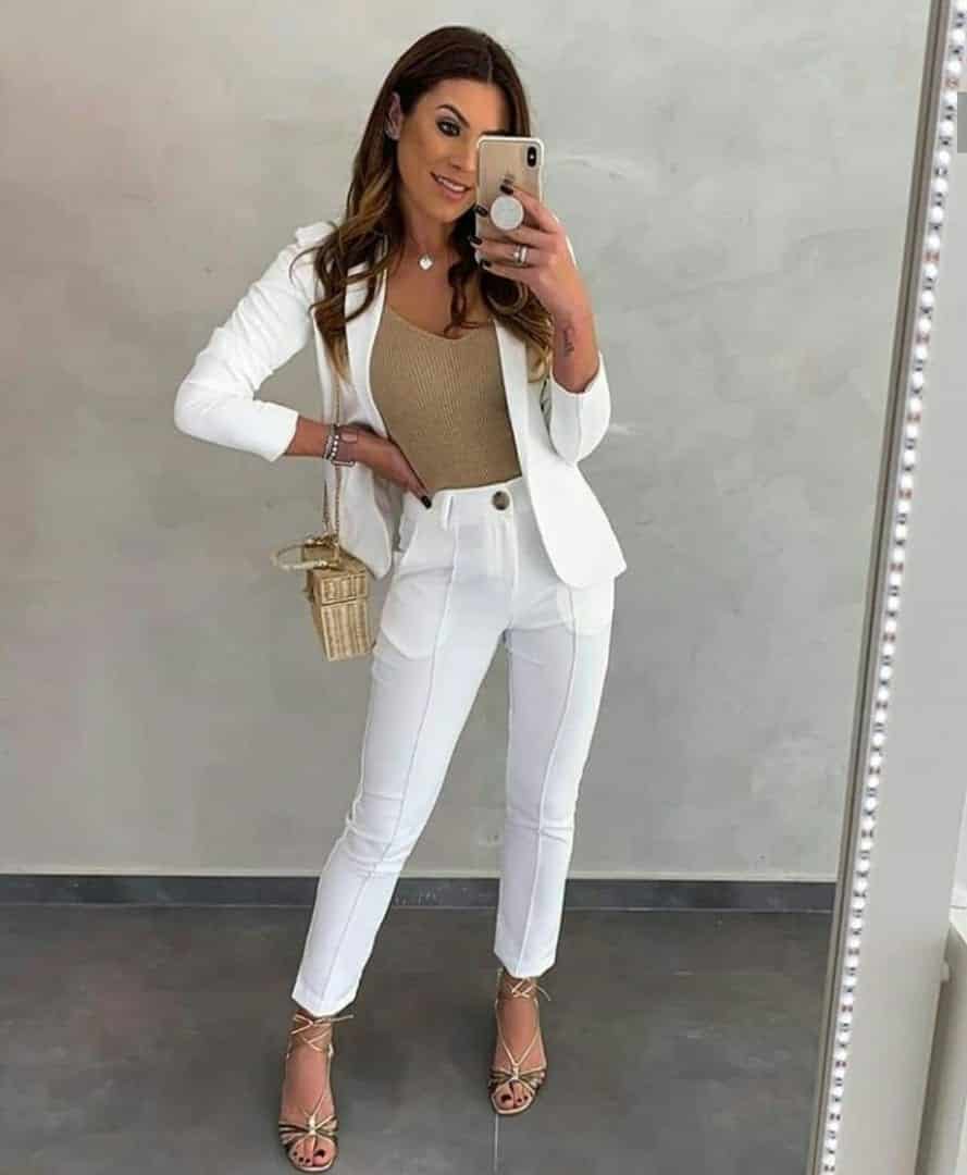 calça branca com blusa
