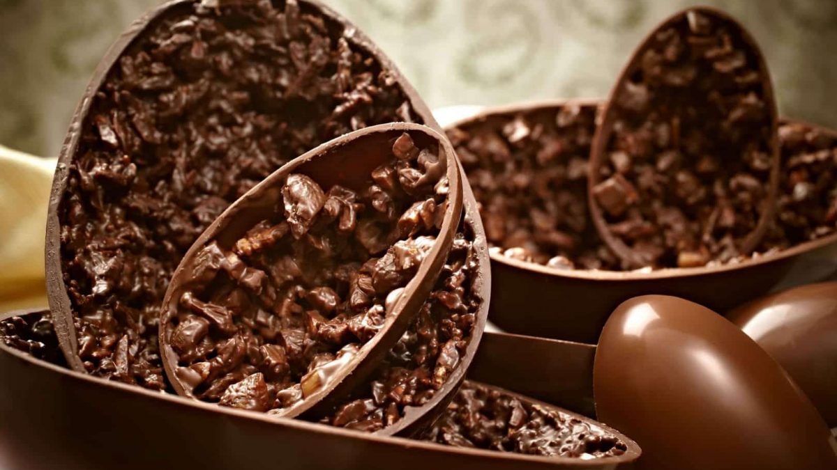 Como Fazer Bolo de Chocolate com Cobertura Ganache - Receita de Páscoa 