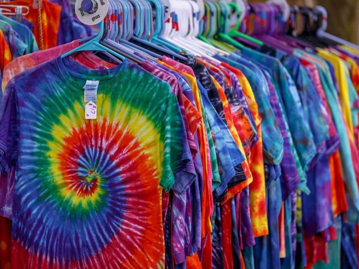 Tie-dye: a história da estampa que voltou com tudo (e que você pode fazer  em casa!) - ELLE Brasil