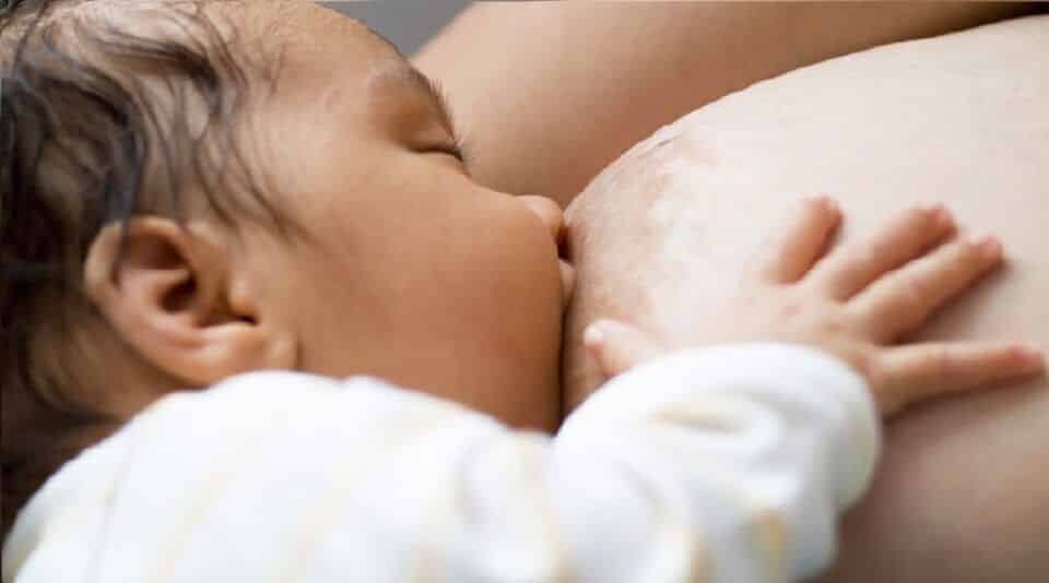 Bebê precisa arrotar após a amamentação? 3 dicas para as mamães