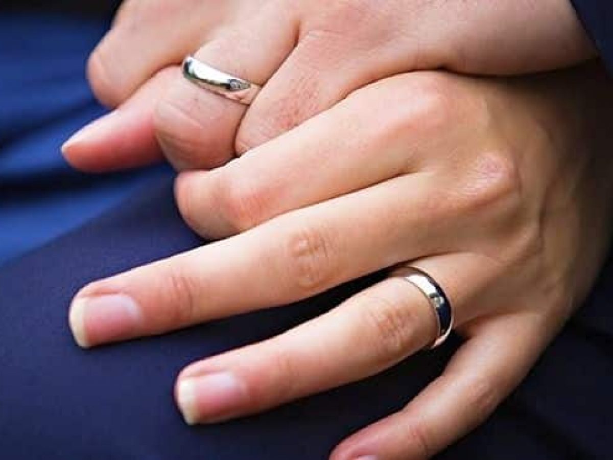 Приснилось кольцо мужчине. Обручальные кольца Картье. Обручальное и помолвочное кольцо. Обручальные кольца на руках. Мужское обручальное кольцо на пальце.