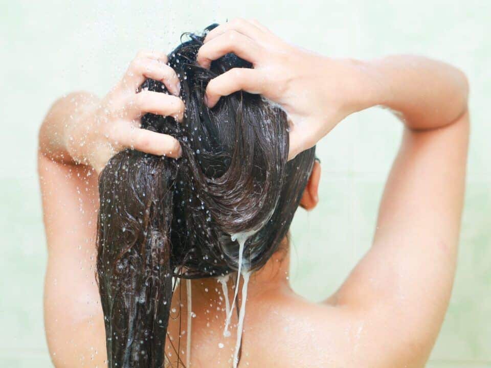 condicionador beneficios e o jeito certo de aplicar o produto nos cabelos 1 960x720 - Acondicionador - Beneficios y como aplicar el producto en el cabello.