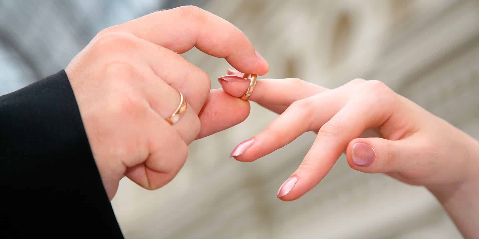 Русские жены мужа пальцем. Обручальные кольца на руках. Надевает кольцо. Мужчина надевает кольцо. Две руки с обручальными кольцами.
