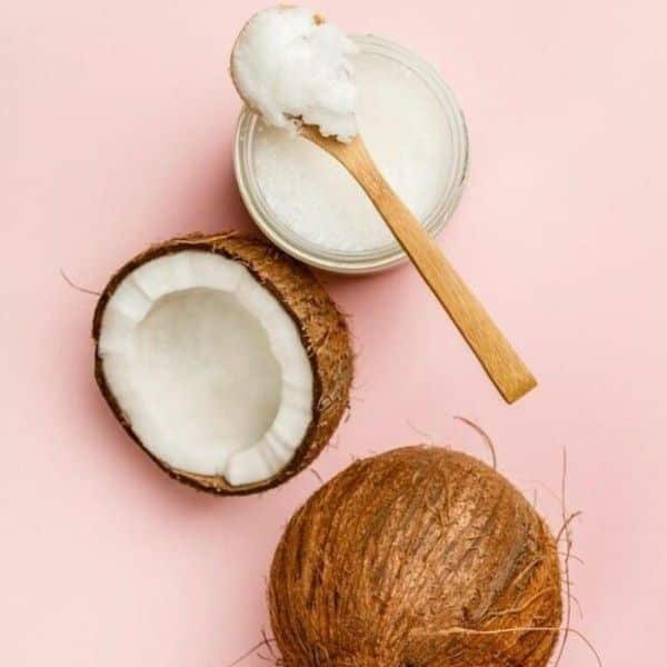 Água de coco no cabelo, como usar? Benefícios e receitas caseiras