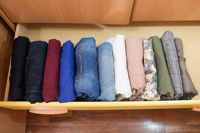 Como dobrar calça jeans - passo a passo para dobrar e organizar