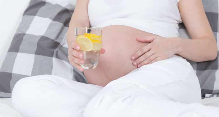 Limão na gravidez, faz bem? Mitos e verdades sobre o assunto