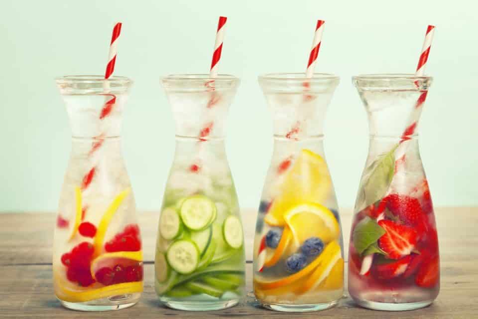 Água saborizada, o que é? Benefícios, como preparar + 10 receitas