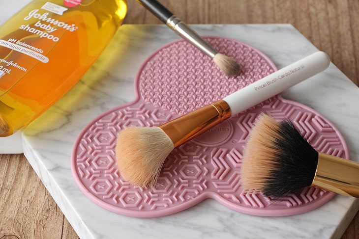 Como limpar pincel de maquiagem? Dicas e truques que vão facilitar sua vida