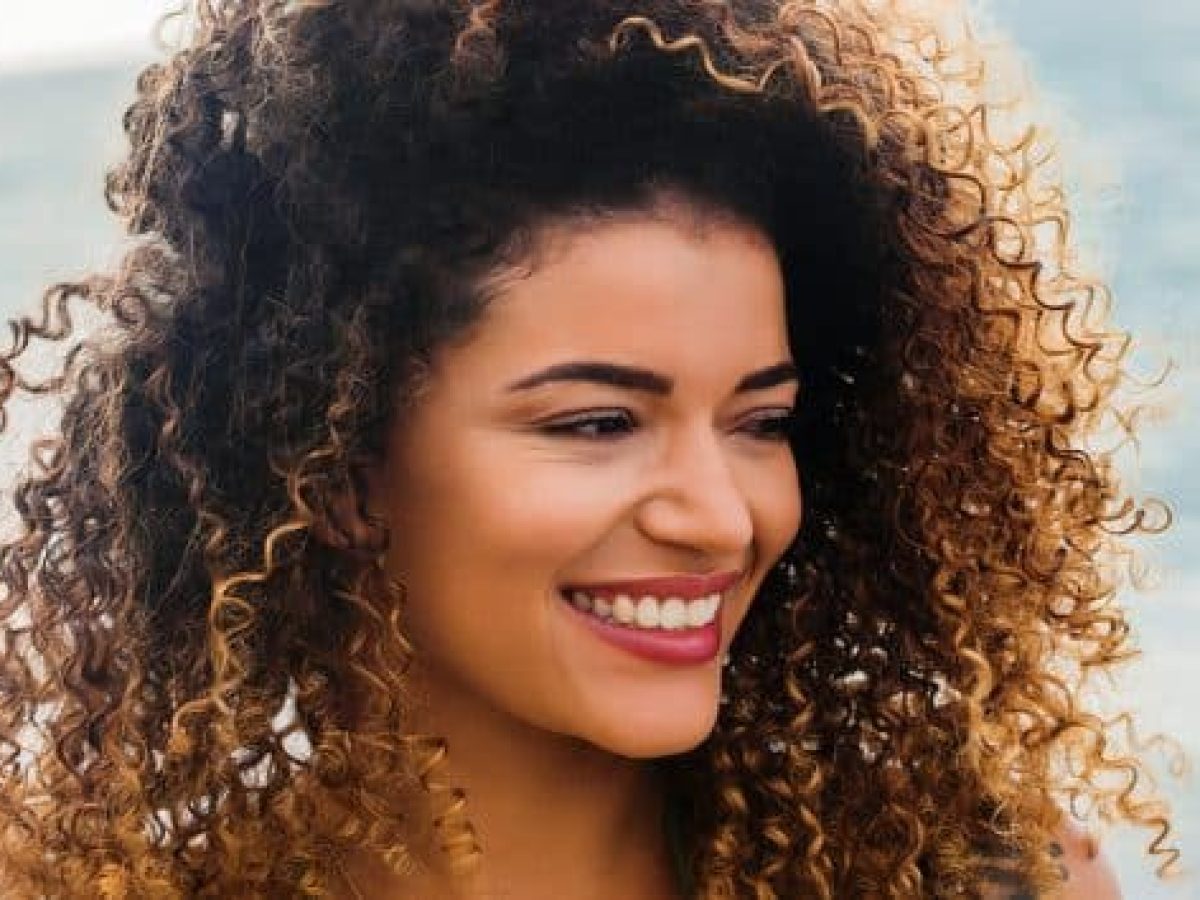 Cabelo crespo feminino: como arrasar com o visual natural