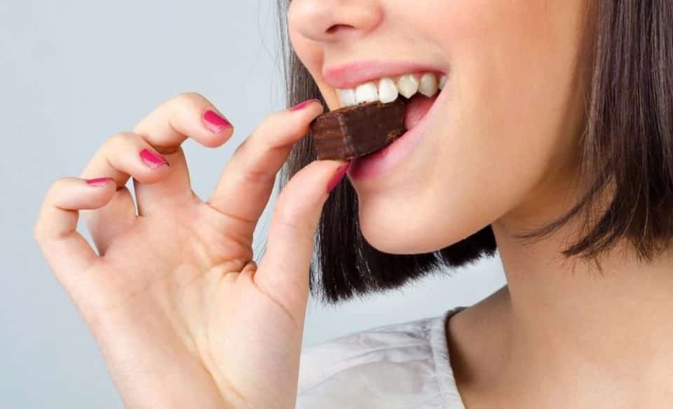 Chocolate causa espinha? 7 alimentos que causam acne e como reduzir