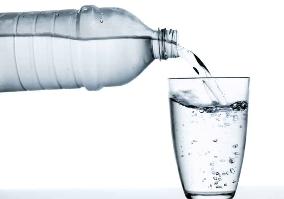 Beber água em jejum faz bem para a saúde? Ajuda a emagrecer?