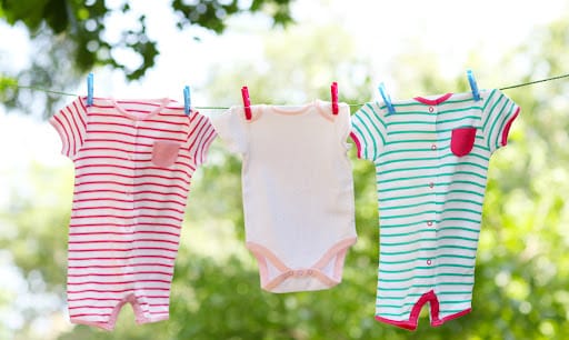 Como lavar roupas de bebê? Dicas e cuidados essenciais