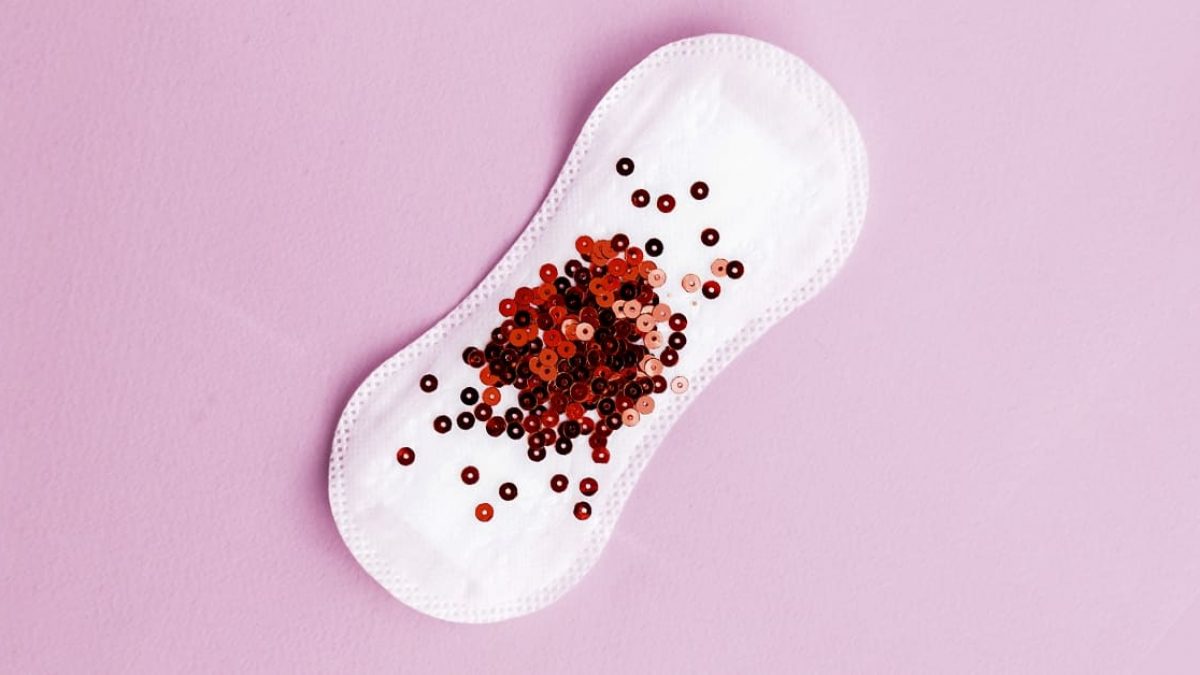 DESCUBRA: CORRIMENTO MARROM antes da MENSTRUAÇÃO, o que é, porque ocorre, e  a gravidez? 