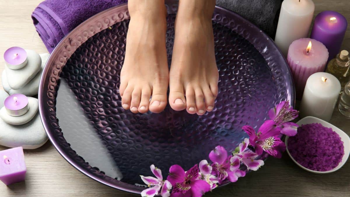 8 receitas de como fazer escalda-pés caseiro e os benefícios da prática