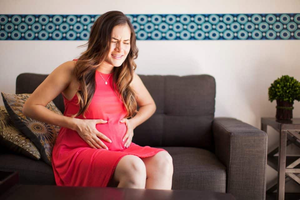 Cólicas na gravidez é algo normal? Quando você precisa ficar atenta