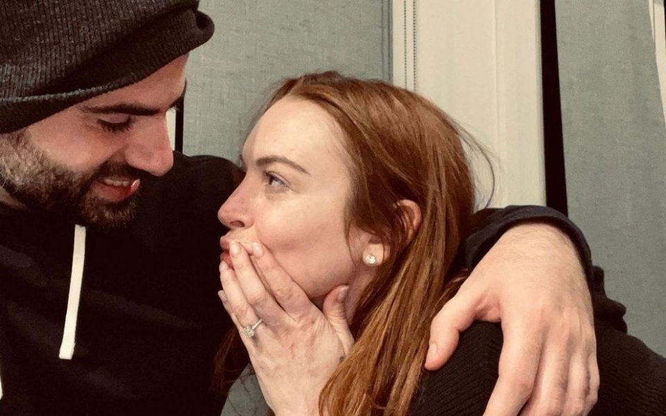Lindsay Lohan exibe anel de noivado nas redes sociais