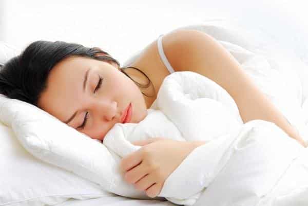Pode dormir com absorvente interno: dicas e cuidados necessários