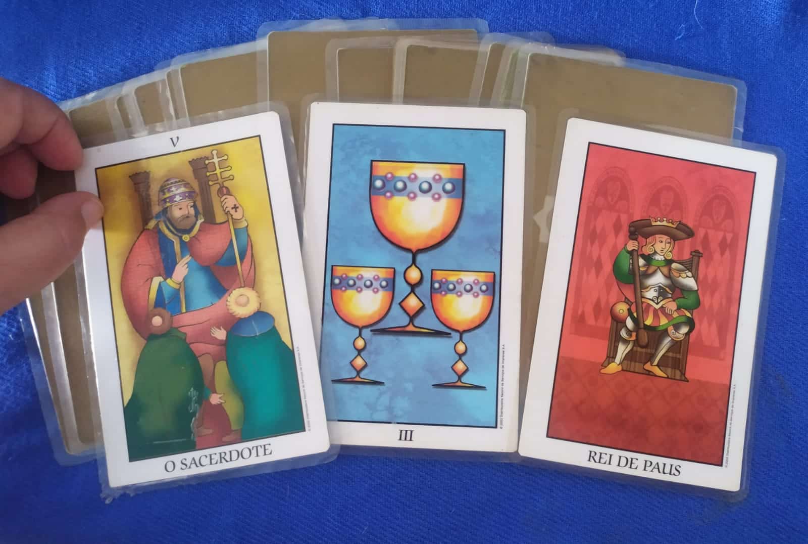 Previsão do Tarot para 06 e 07 de novembro: Sacerdote-Três de Copas-Rei de Paus