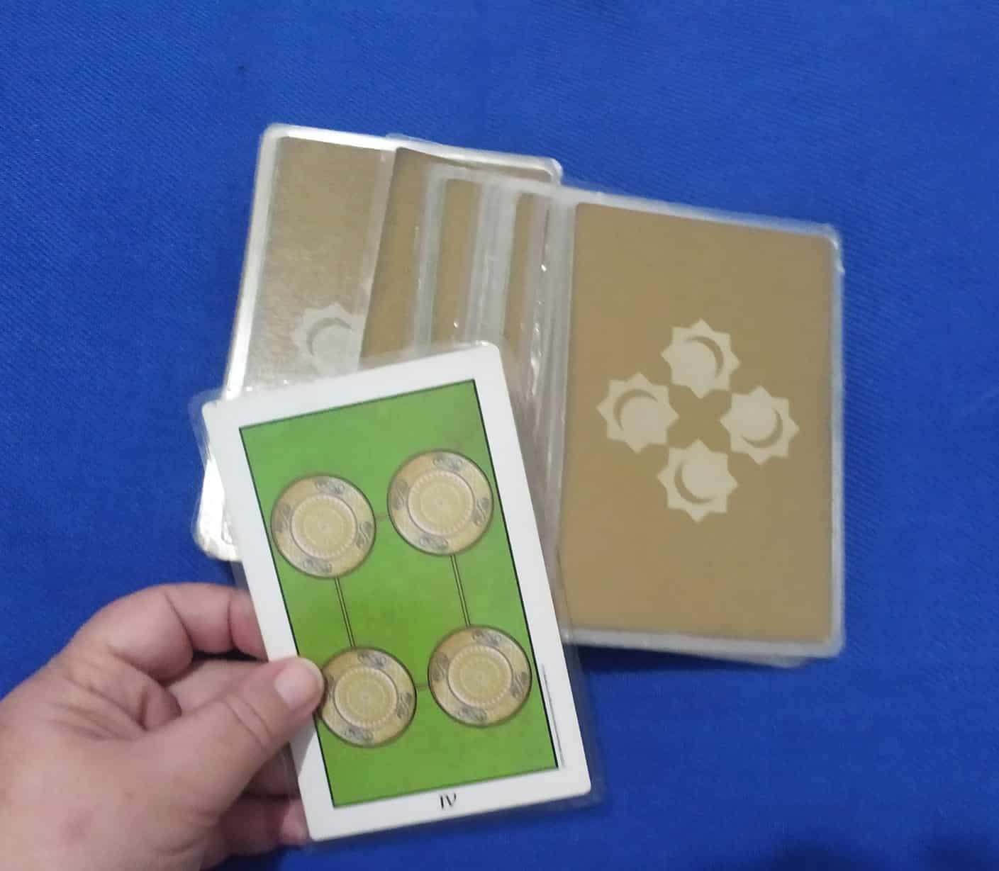 Previsão do Tarot para 23 de novembro: carta Quatro de Ouros