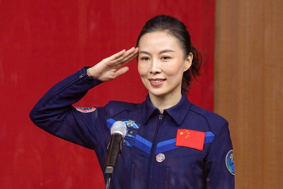 Primeira mulher no espaço enviada pela China sai em sua primeira missão
