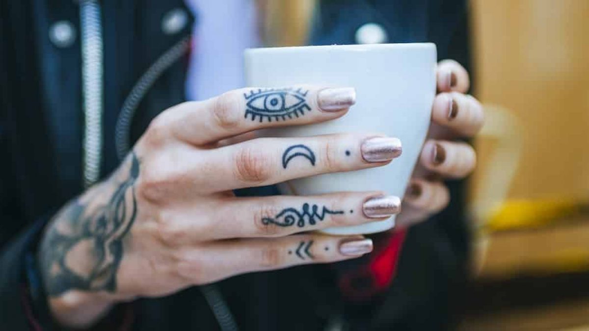 TATUAGEM NA MÃO MASCULINA: 35 Ideias de Tattoos na Mão pra inspirar!